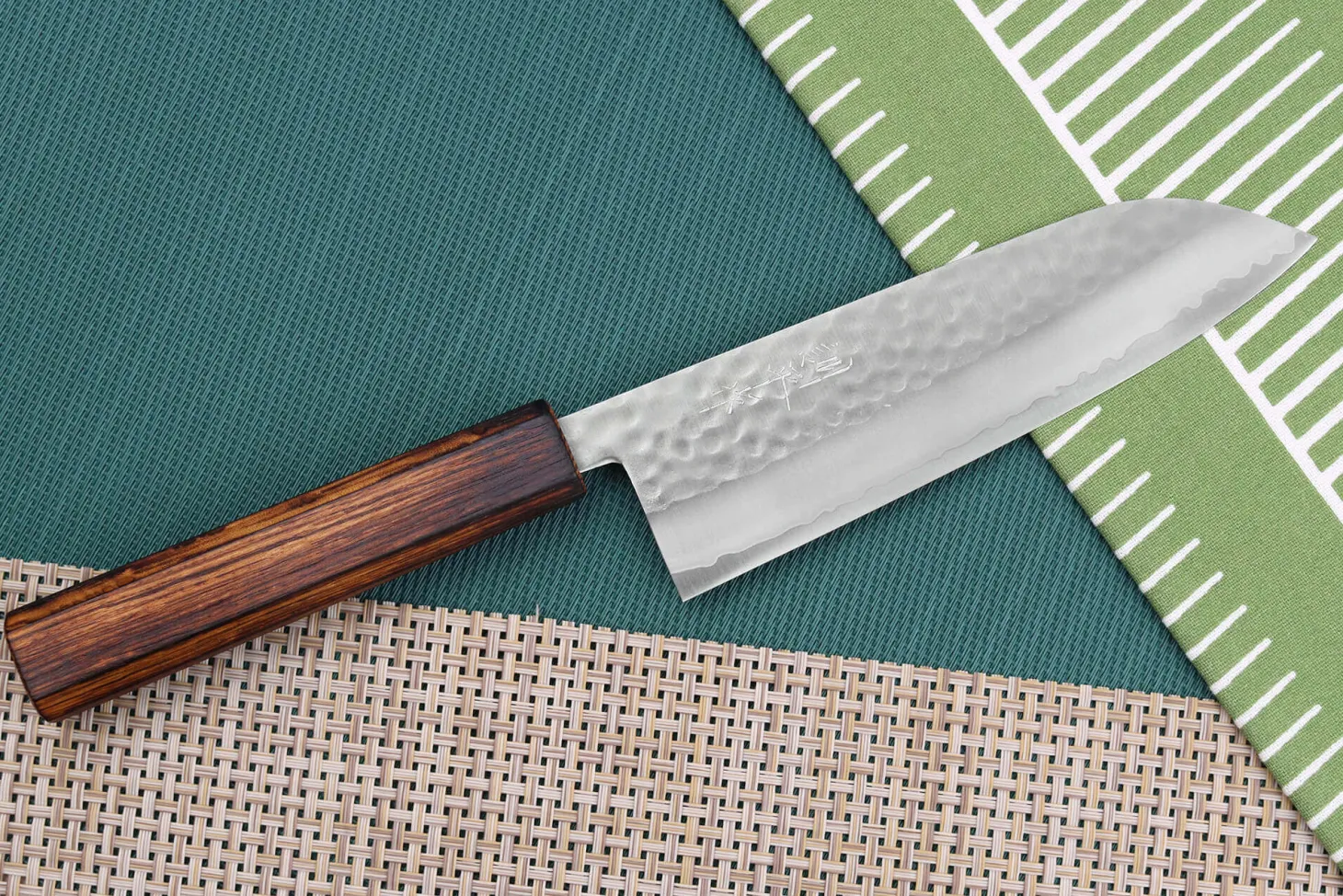 Couteau santoku 16,5cm japonais artisanal Masutani martelé manche en chêne