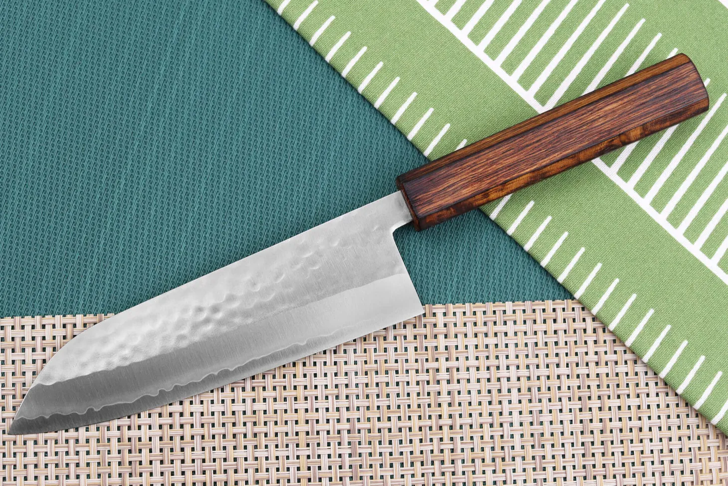 Couteau santoku 16,5cm japonais artisanal Masutani martelé manche en chêne