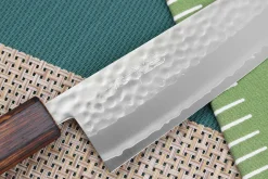 Couteau santoku 16,5cm japonais artisanal Masutani martelé manche en chêne