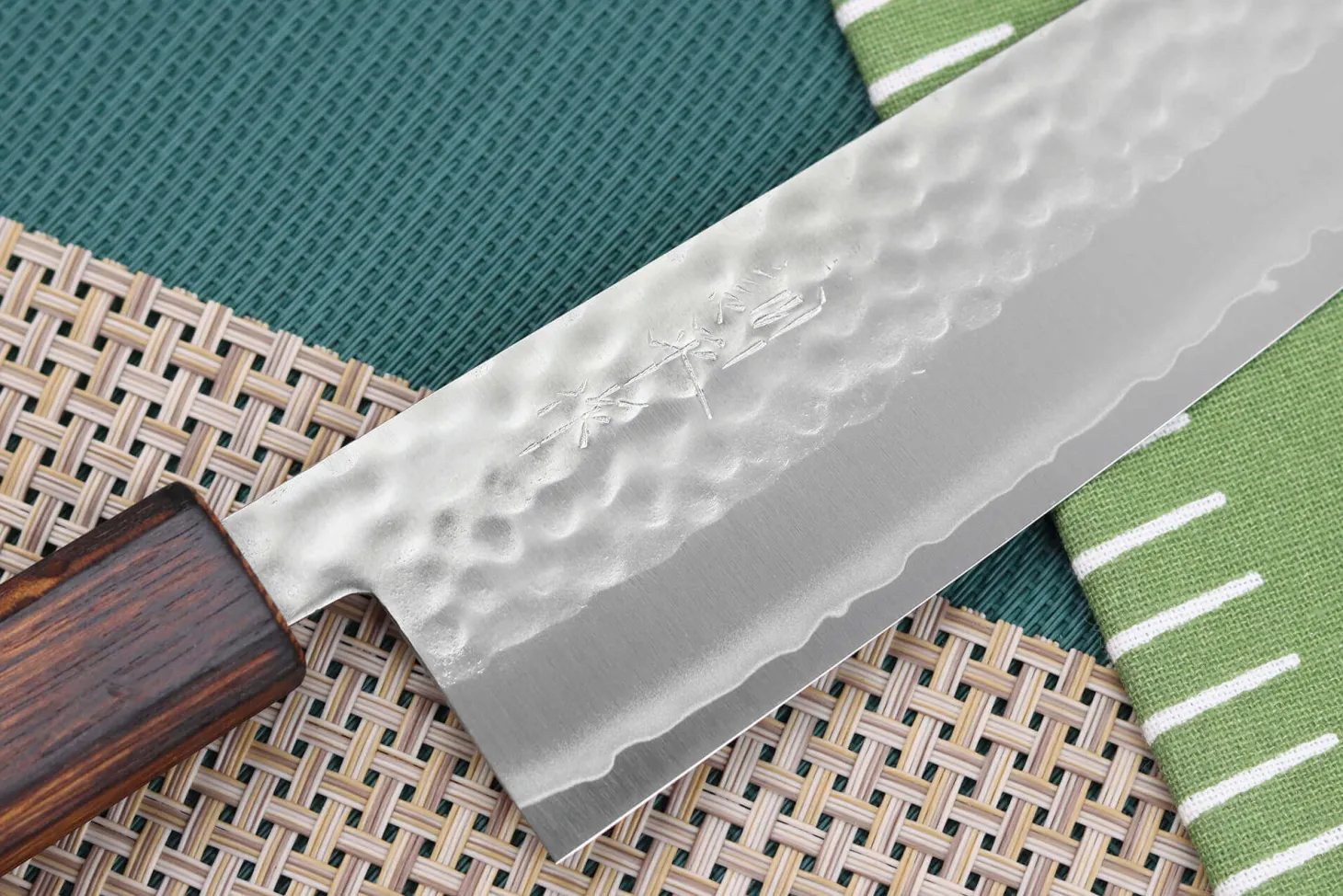 Couteau santoku 16,5cm japonais artisanal Masutani martelé manche en chêne