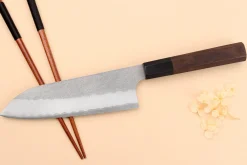 Couteau santoku 18cm japonais artisanal Nigara Hamono Tsuchime AS manche en noyer