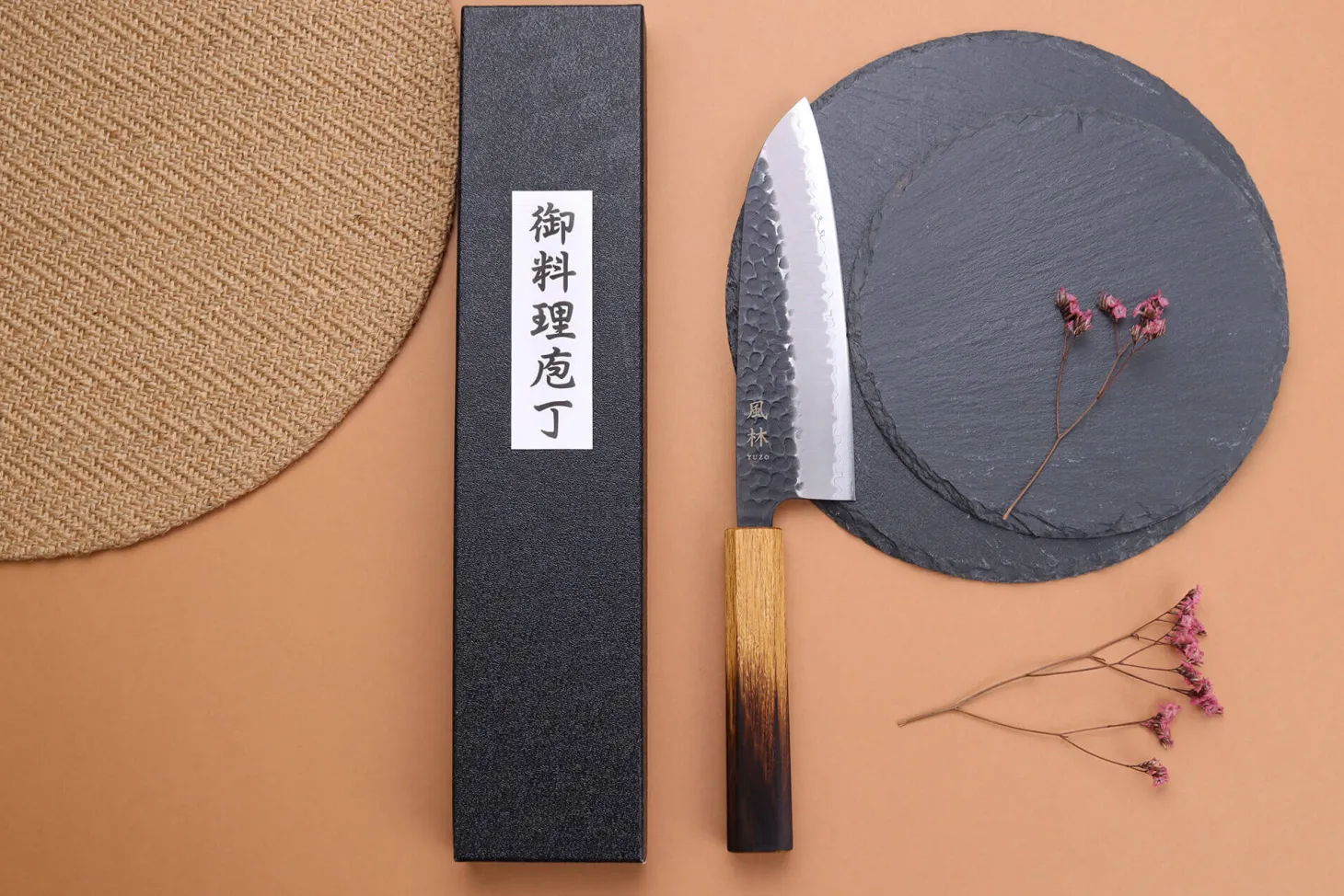 Couteau santoku 16,5cm japonais artisanal Yuzo Black AS chêne brûlé