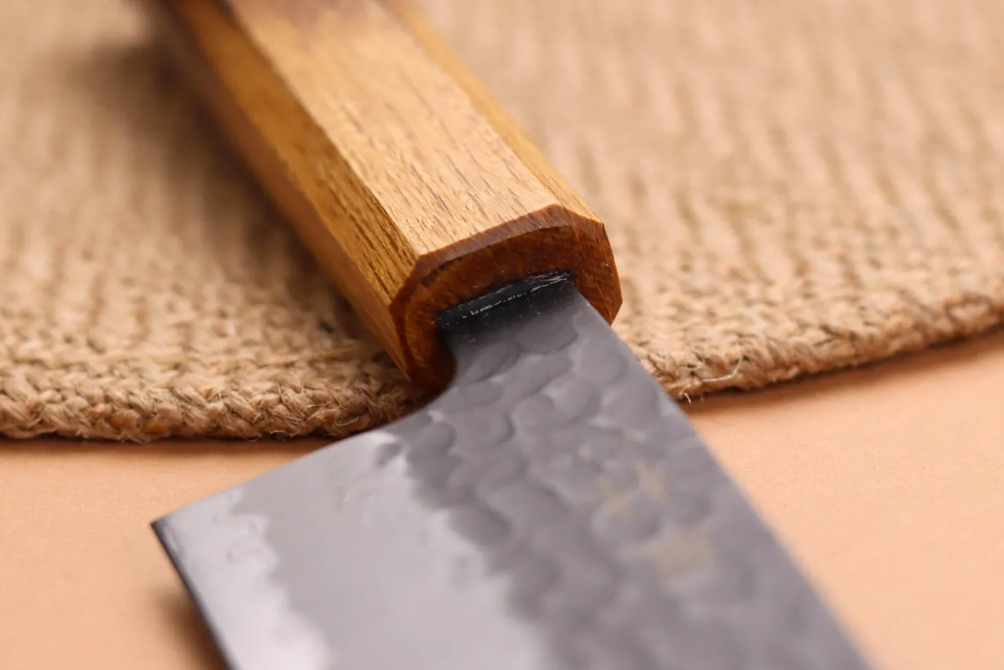 Couteau santoku 16,5cm japonais artisanal Yuzo Black AS chêne brûlé
