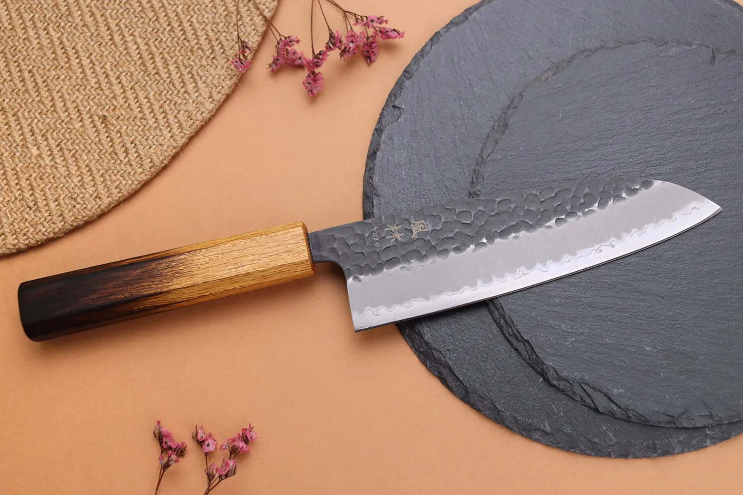 Couteau santoku 16,5cm japonais artisanal Yuzo Black AS chêne brûlé