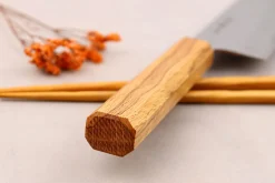 Couteau santoku 16,5cm japonais artisanal Sakai Kikumori TS10 en chêne