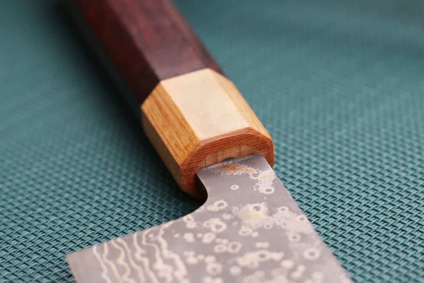 Couteau santoku 16,5cm japonais artisanal Takeshi Saji VG10 Gold