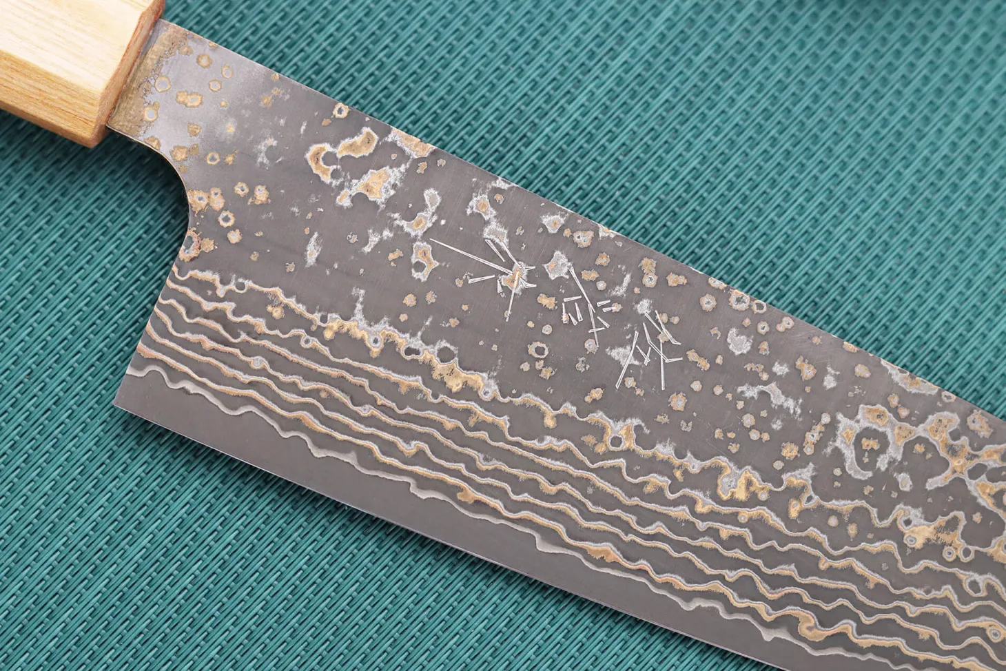 Couteau santoku 16,5cm japonais artisanal Takeshi Saji VG10 Gold