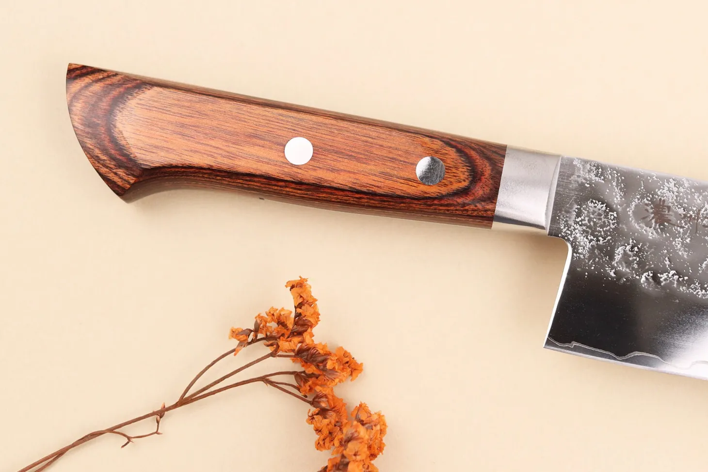 Couteau santoku 17cm japonais Satake Cutlery Brown Pakkawood AUS-8 San Maï Nashiji