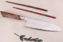 Couteau santoku 18cm Ryda Knives A-30 San Maï et manche en noyer