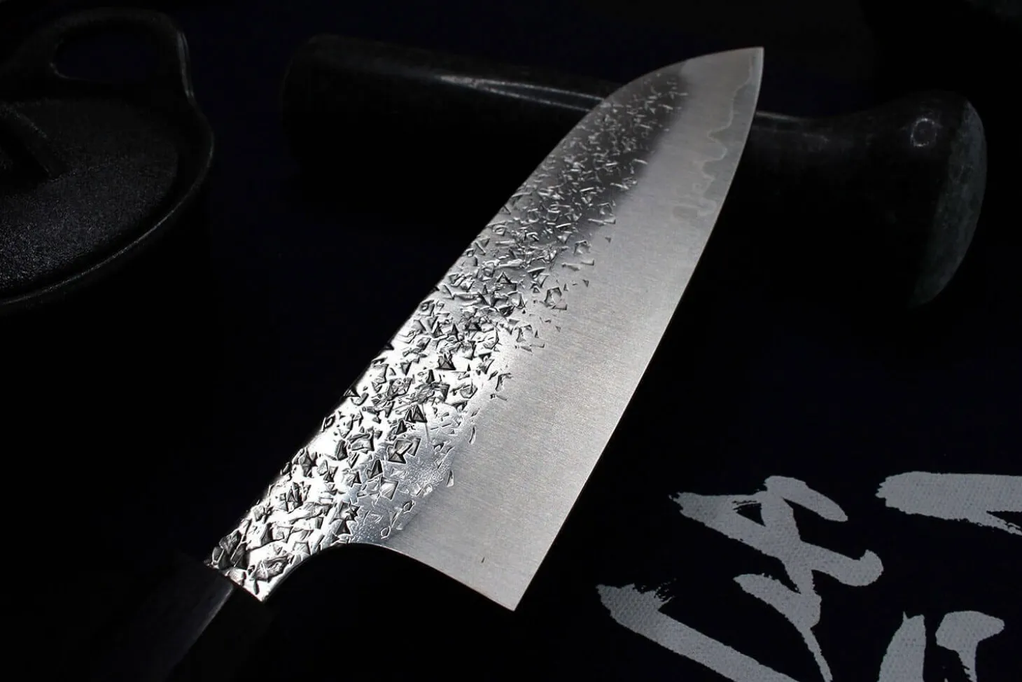 Couteau santoku japonais artisanal martelé Yu Kurosaki Shizuku 16.5cm acier SG2