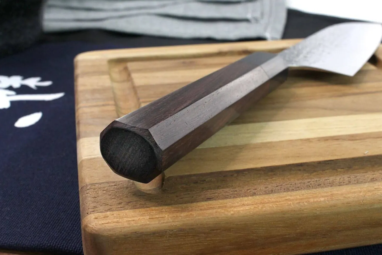 Couteau santoku japonais artisanal martelé Yu Kurosaki Shizuku 16.5cm acier SG2