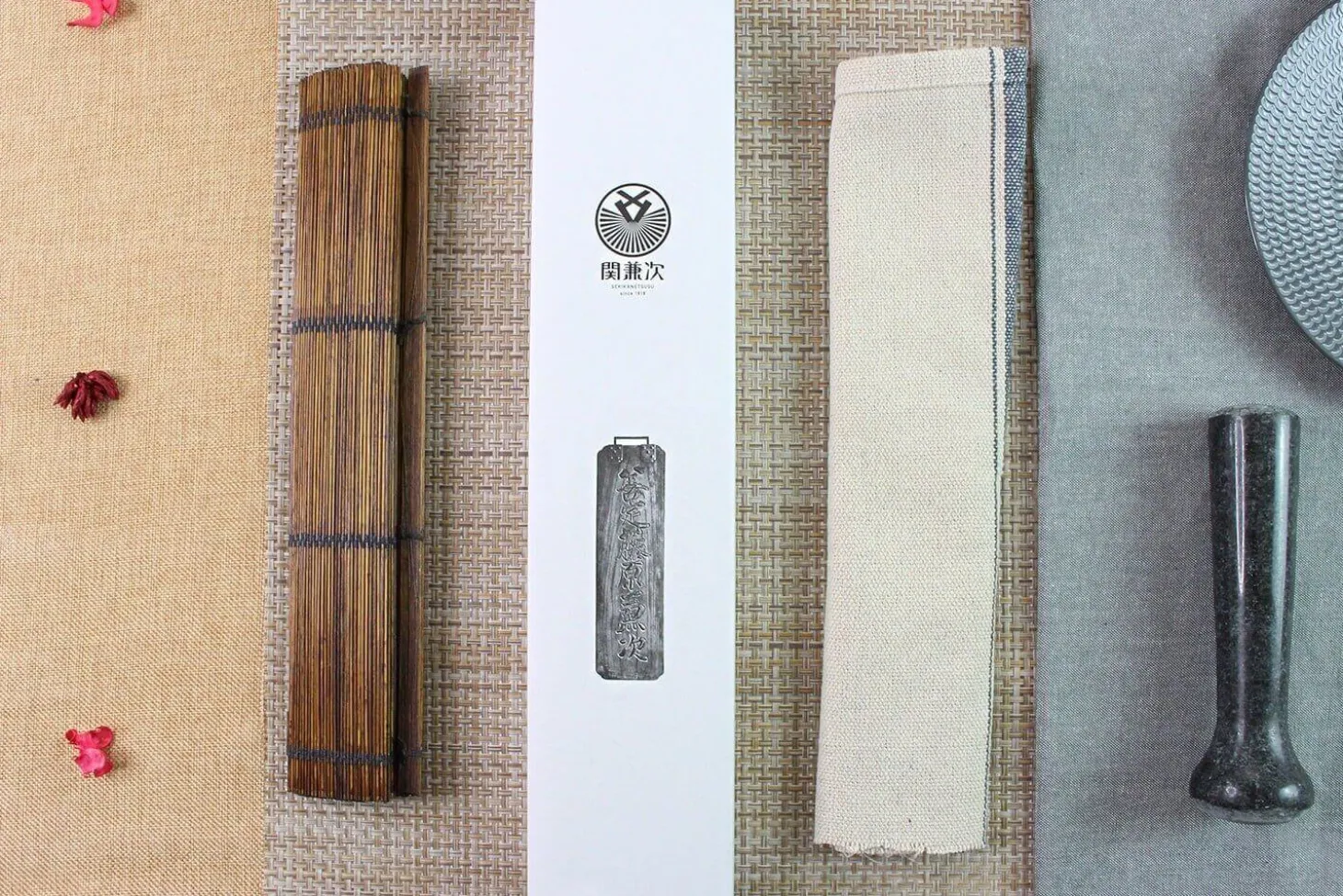 Couteau santoku japonais Kanetsugu Zuiun acier SPG2 damas 18cm