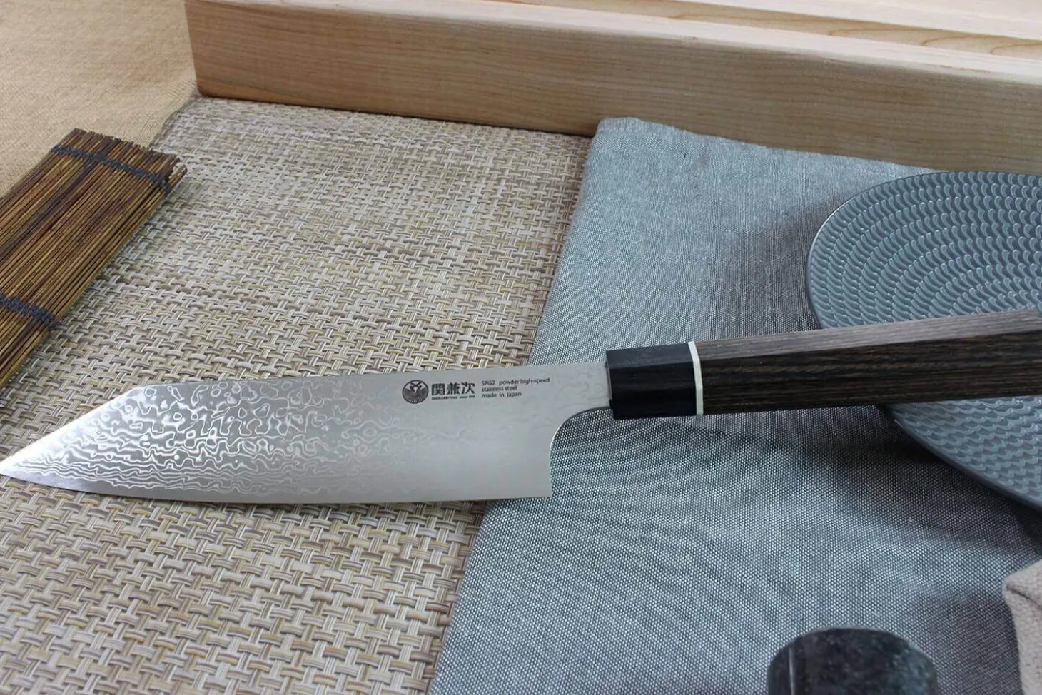 Couteau santoku japonais Kanetsugu Zuiun acier SPG2 damas 18cm