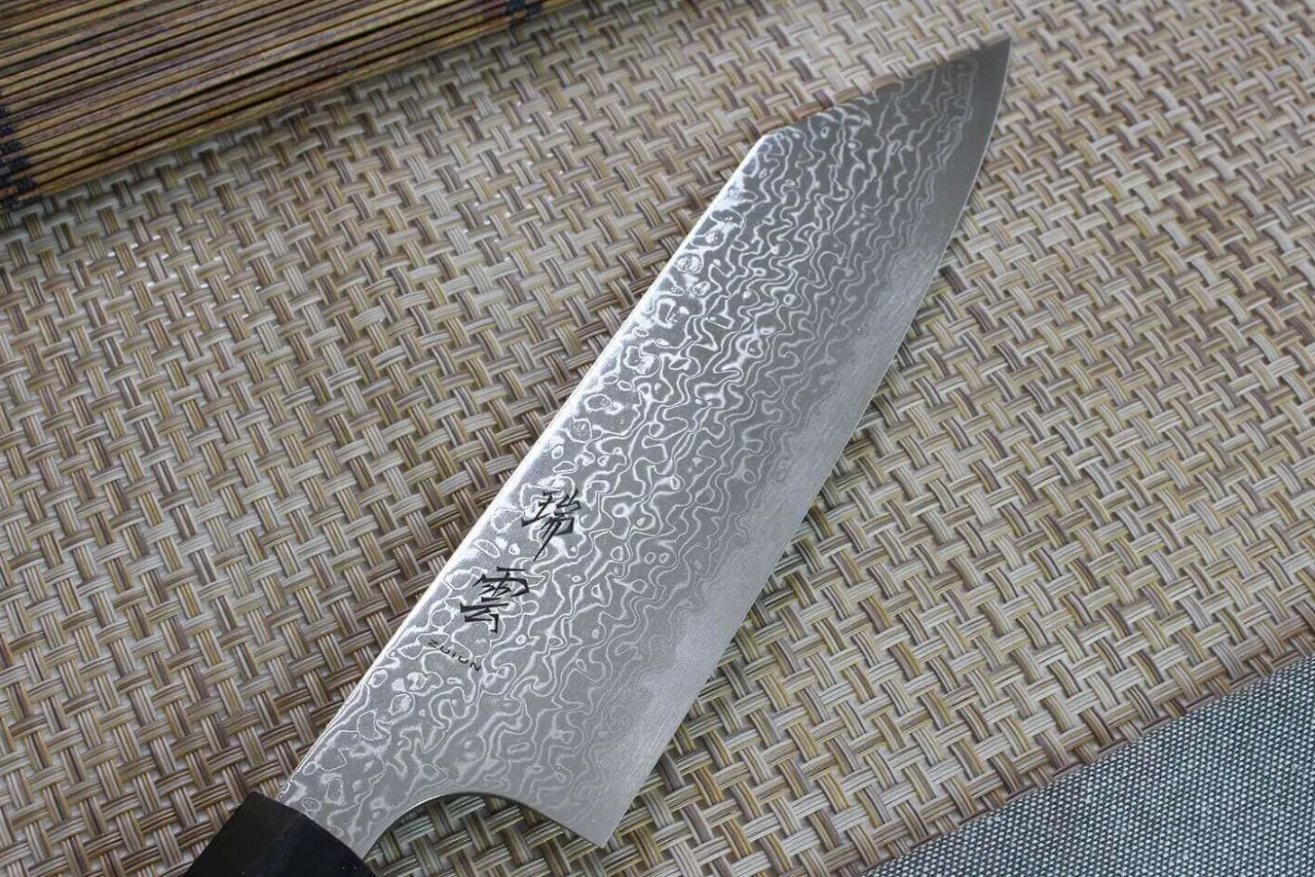 Couteau santoku japonais Kanetsugu Zuiun acier SPG2 damas 18cm