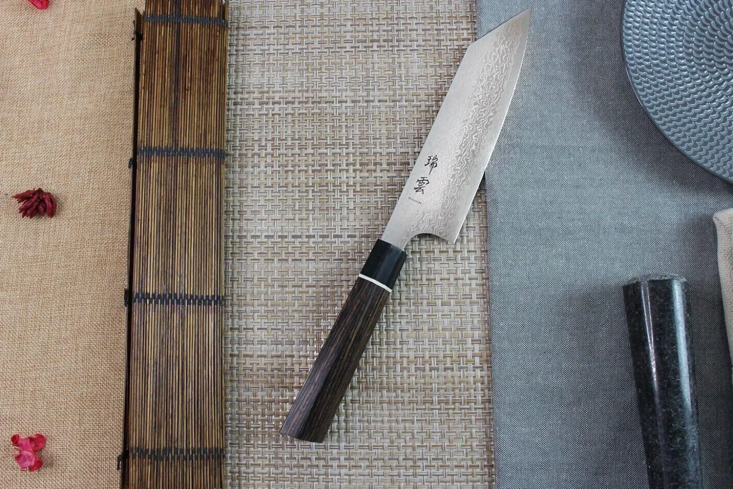 Couteau santoku japonais Kanetsugu Zuiun acier SPG2 damas 18cm