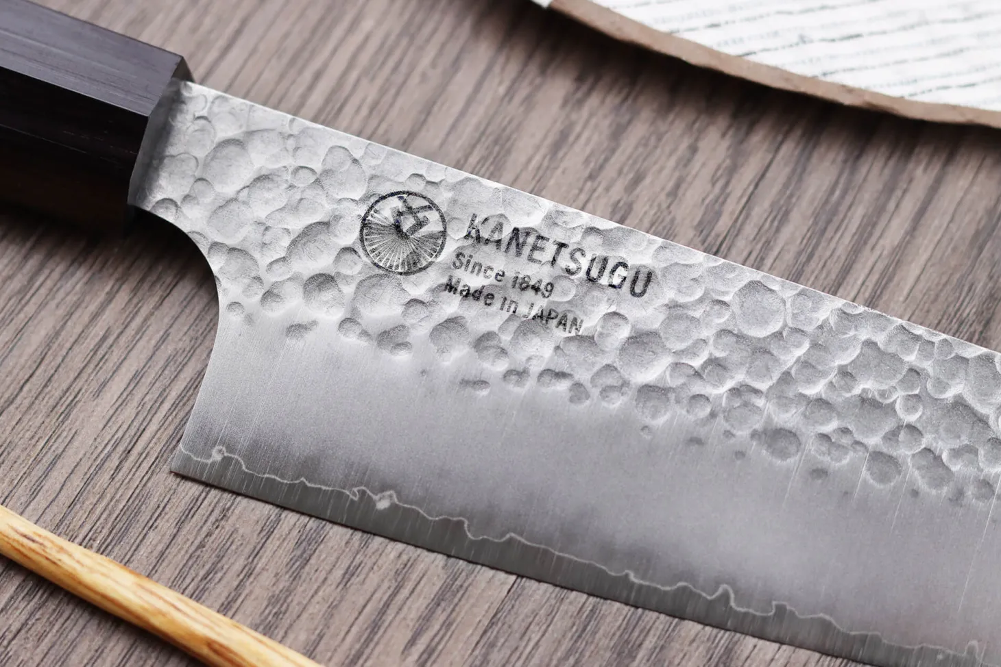 Couteau santoku japonais Kanetsugu Heptagon Uto martelé 17cm