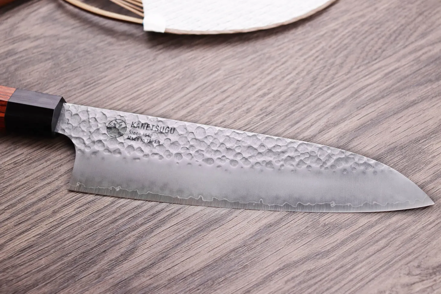 Couteau santoku japonais Kanetsugu Heptagon Uto martelé 17cm