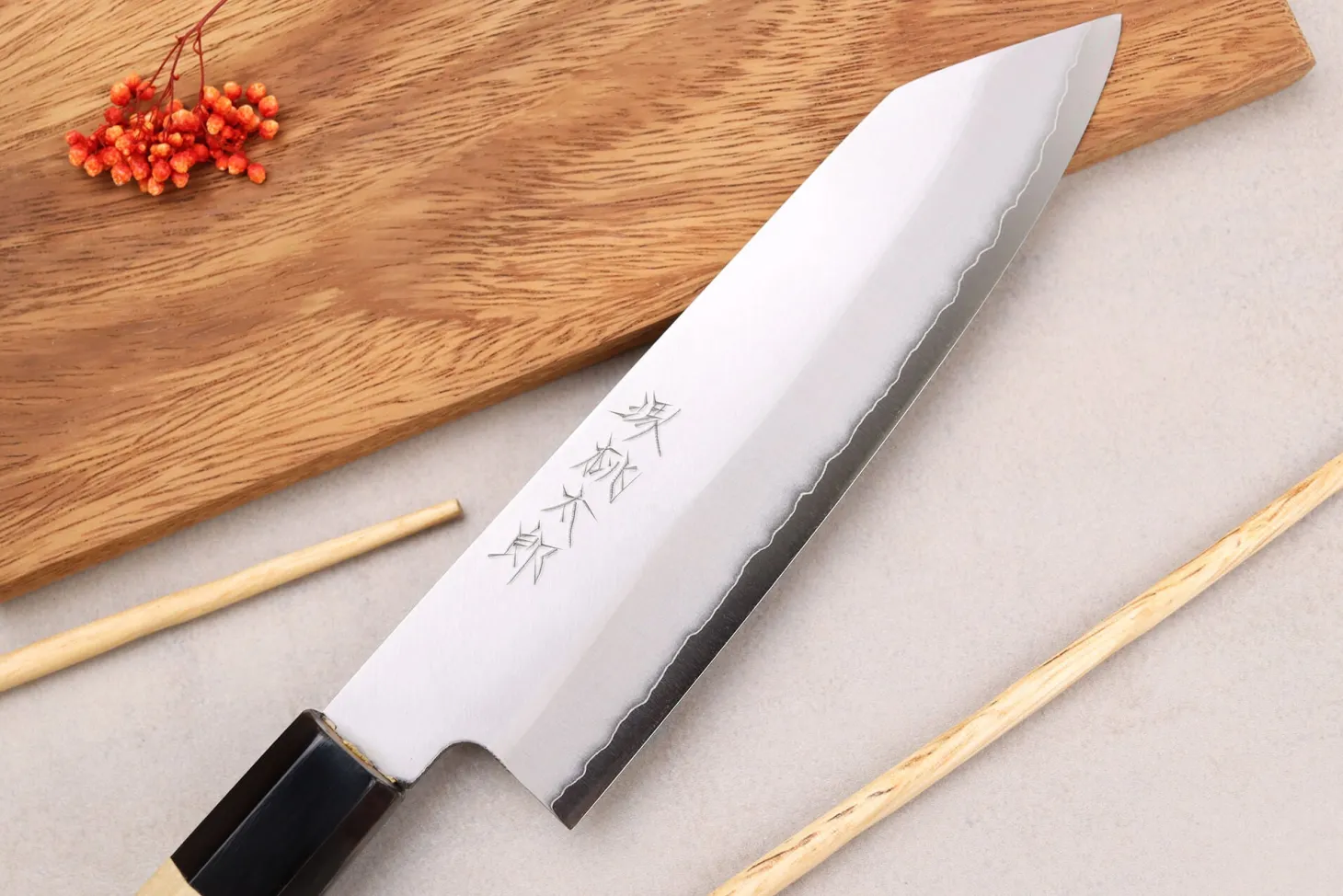 Couteau santoku kiritsuke 18cm japonais artisanal Momotaro Ginsan manche en magnolia