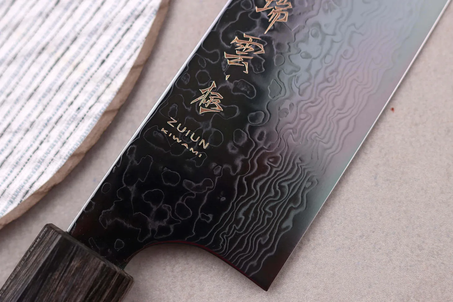 Couteau santoku kiritsuke japonais Kanetsugu Zuiun Kiwami revêtement DLC 18cm