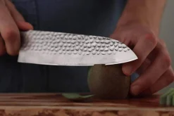 Couteau santoku Kotai lame martelée 18cm manche pakkawood avec fourreau