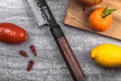 Couteau santoku Sayuto Séquoia San Mai martelé 18cm