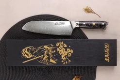 Couteau santoku Wusaki Sakin Damas 10Cr 17cm manche en fibre de carbone et feuille d'or