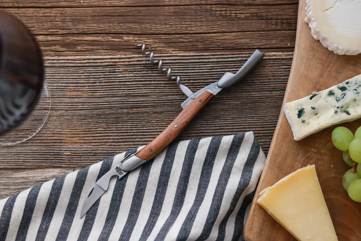 Couteau sommelier Forge de Laguiole manche en cep de vigne finition satinée