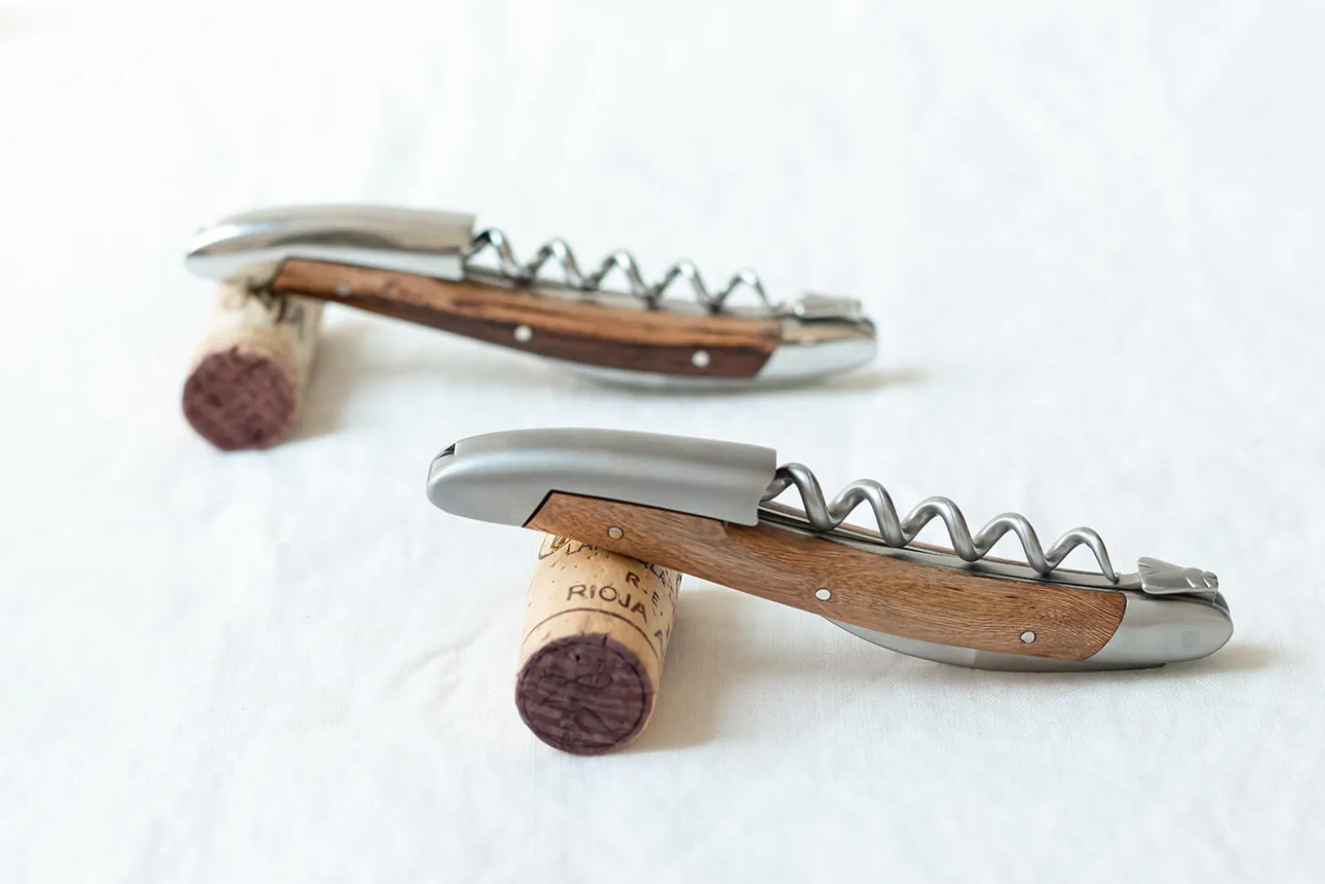 Couteau sommelier Forge de Laguiole manche en cep de vigne finition satinée