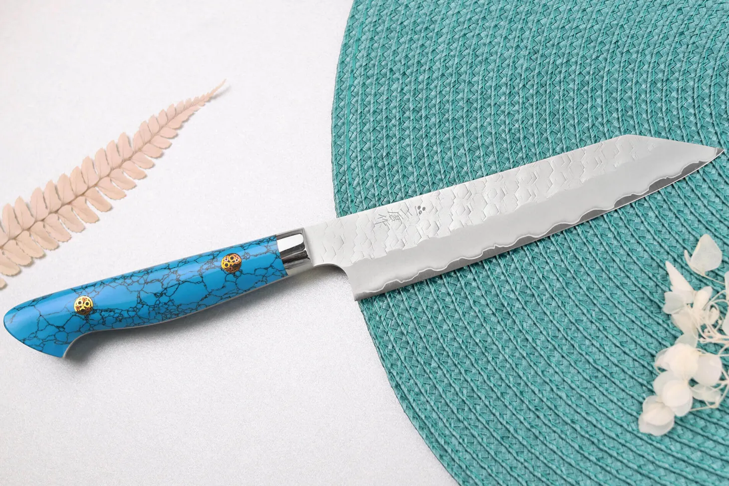 Couteau universel 15cm japonais artisanal Nigara Hamono Migaki Tsuchime SG2 manche en turquoise