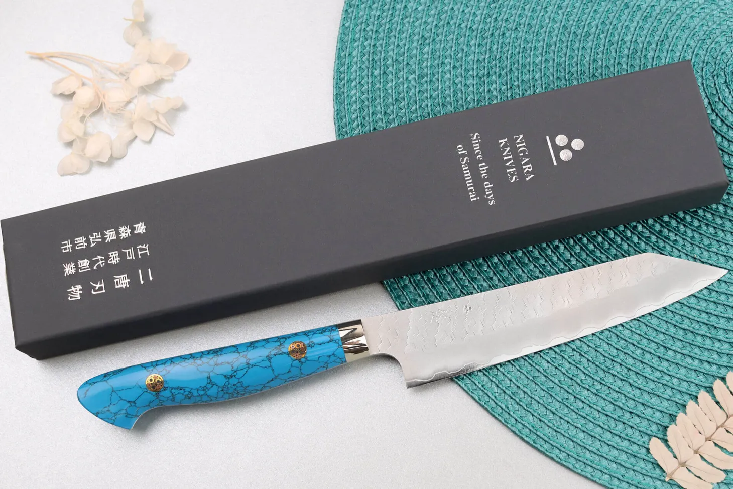 Couteau universel 15cm japonais artisanal Nigara Hamono Migaki Tsuchime SG2 manche en turquoise