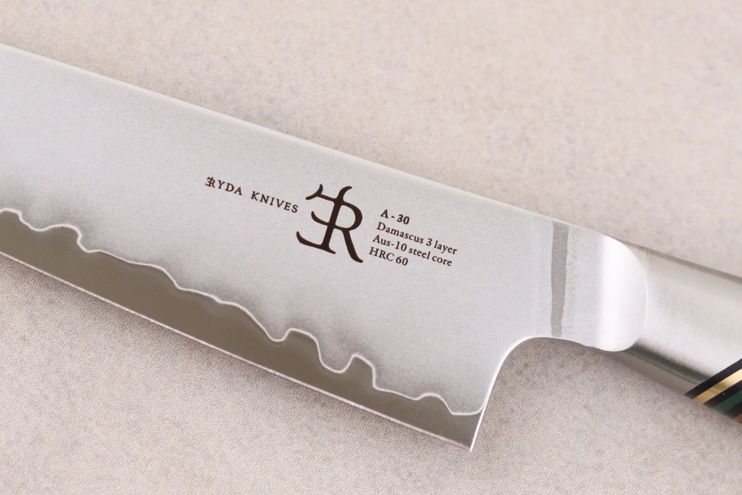 Couteau universel 13cm Ryda Knives A-30 San Maï et manche en noyer