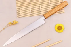 Couteau yanagiba 24cm artisanal japonais Tsunehisa AUS-8 manche en chêne