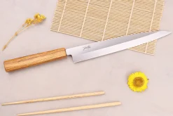 Couteau yanagiba 24cm artisanal japonais Tsunehisa AUS-8 manche en chêne
