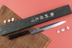Couteau yanagiba 26cm japonais artisanal Hatsukokoro Shirasagi manche en ébène