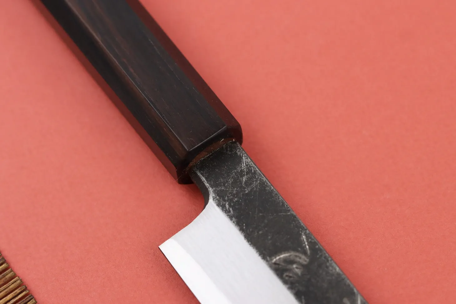 Couteau yanagiba 29cm japonais artisanal Hatsukokoro Shirasagi manche en ébène