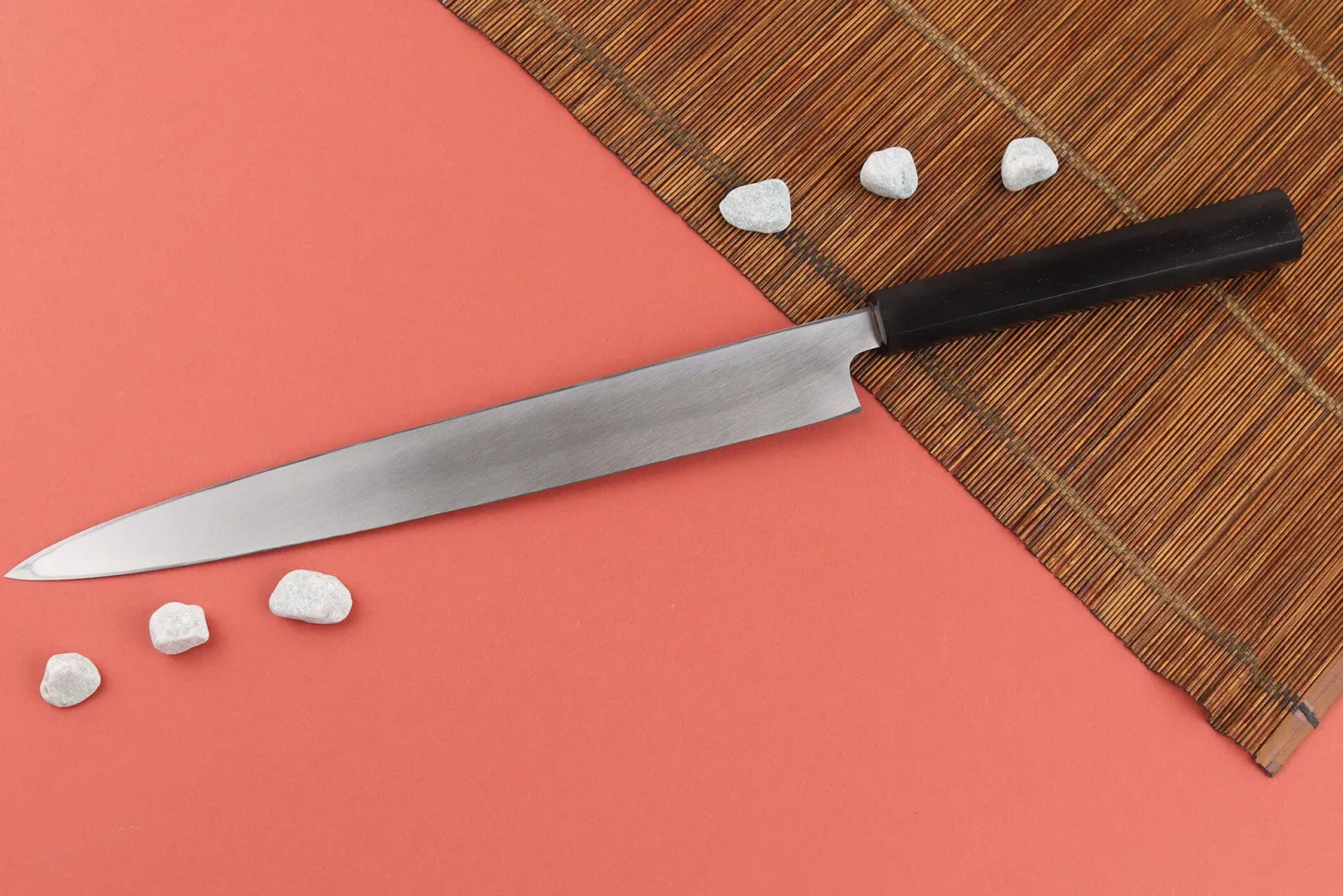Couteau yanagiba 29cm japonais artisanal Hatsukokoro Shirasagi manche en ébène