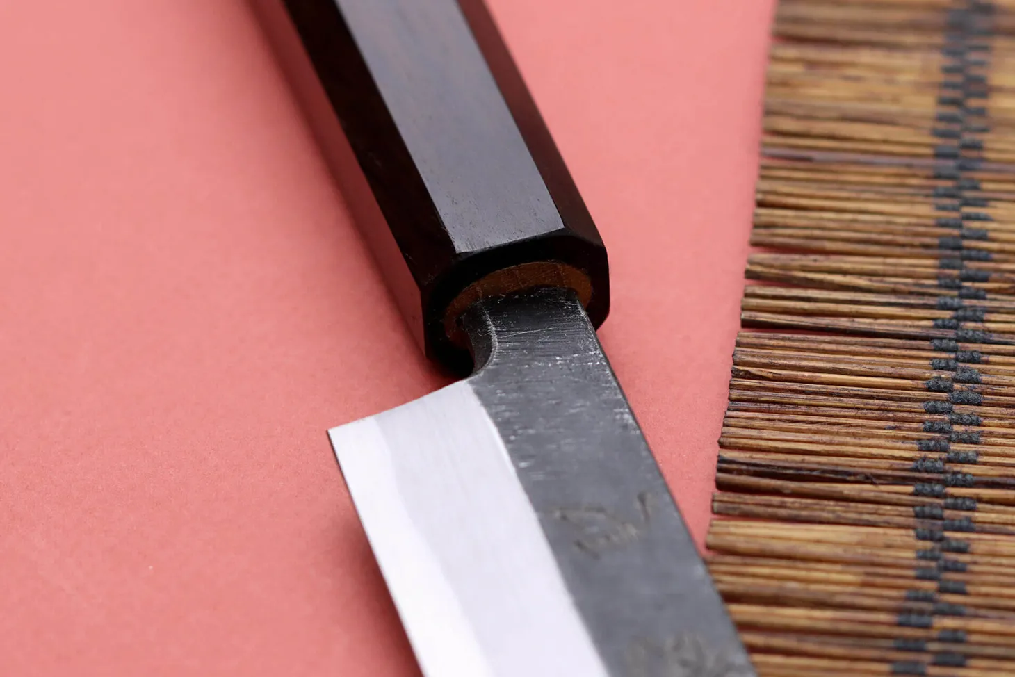 Couteau yanagiba 24cm japonais artisanal Hatsukokoro Shirasagi manche en ébène