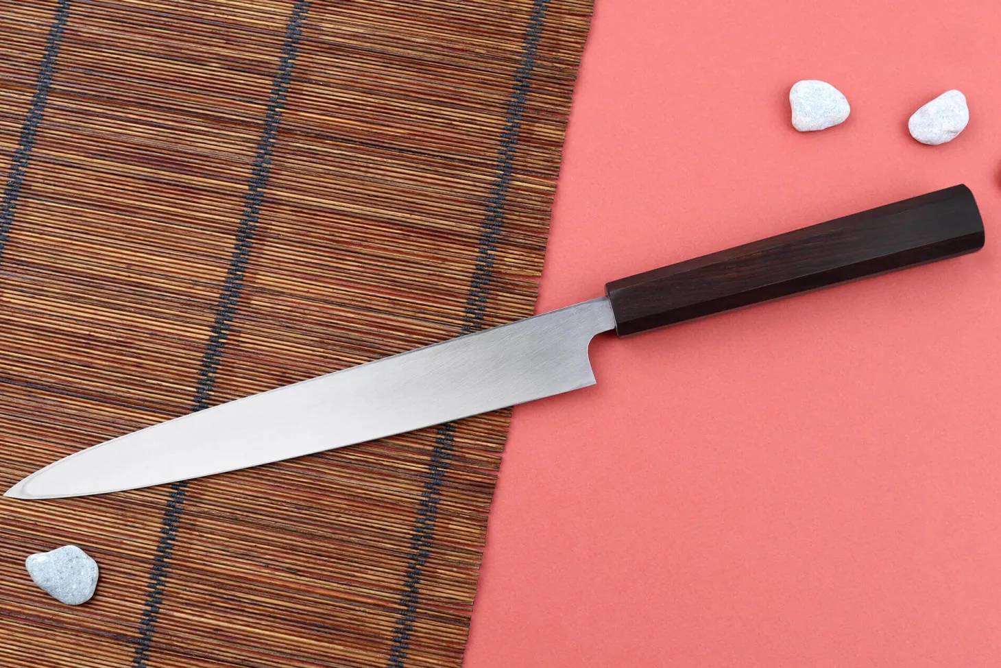 Couteau yanagiba 24cm japonais artisanal Hatsukokoro Shirasagi manche en ébène