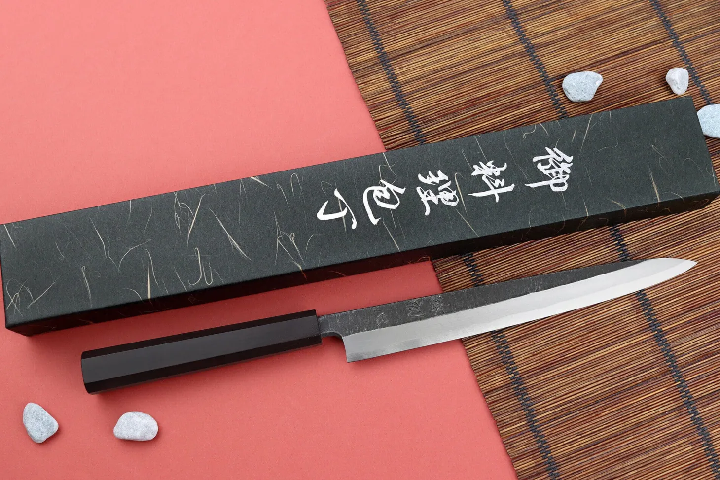 Couteau yanagiba 24cm japonais artisanal Hatsukokoro Shirasagi manche en ébène