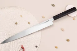 Couteau yanagiba japonais artisanal 33cm Sakai Takayuki Byakko manche en ébène + étui