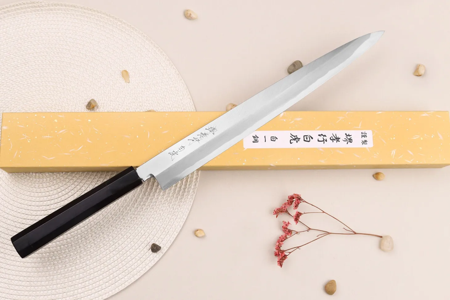 Couteau yanagiba japonais artisanal 33cm Sakai Takayuki Byakko manche en ébène + étui