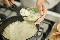 Cuillère à riz Joseph Joseph Elevate Fusion avec reposoir intégré
