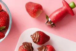 Equeuteur de fraise Chef'n StemGem en acier inox rouge