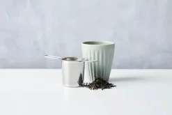 Filtre à thé Point Virgule en inox avec poignées pliables