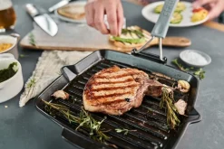 Gril carré Staub 24cm en fonte émaillée noir mat à poignée pliable