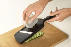 Mandoline céramique KYOCERA noire réglable avec protège doigts