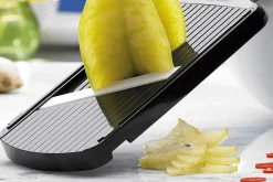 Mandoline céramique KYOCERA noire réglable avec protège doigts