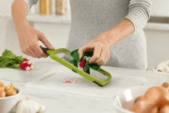 Mandoline Joseph Joseph Multi-Grip avec poussoir