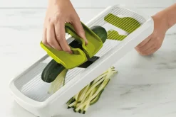 Mandoline Joseph Joseph Multi-Grip Plus avec poussoir et poignée pliante