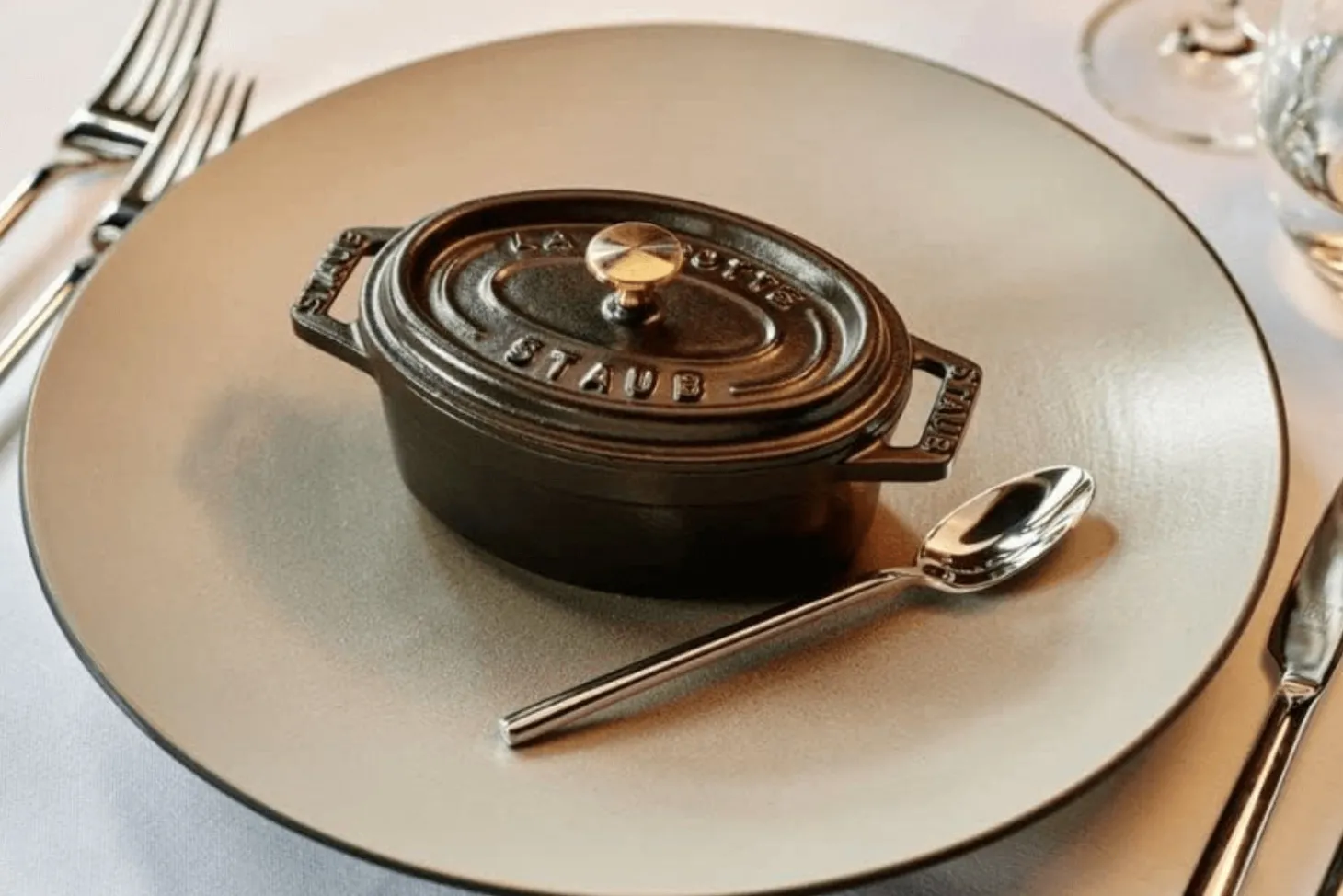 Mini cocotte Staub ovale en fonte émaillée noir mat 11cm